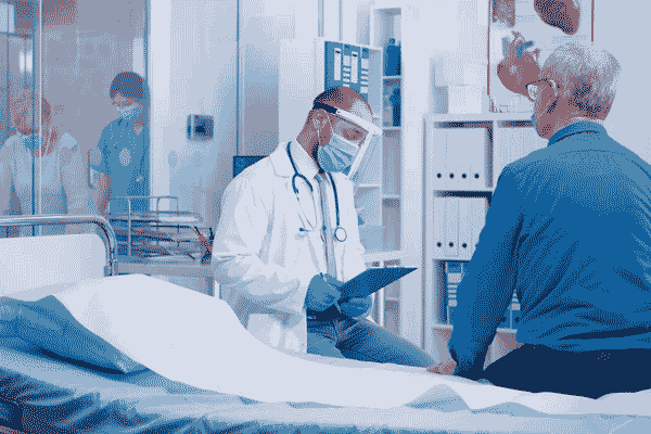 Фотографија на која доктор прегледува пациент